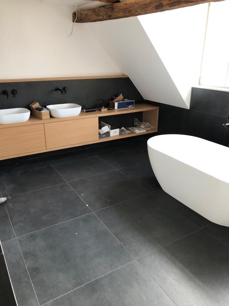 Dachbad mit Eichen-Doppelwaschtisch, freistehender Wanne und Altholzbalken