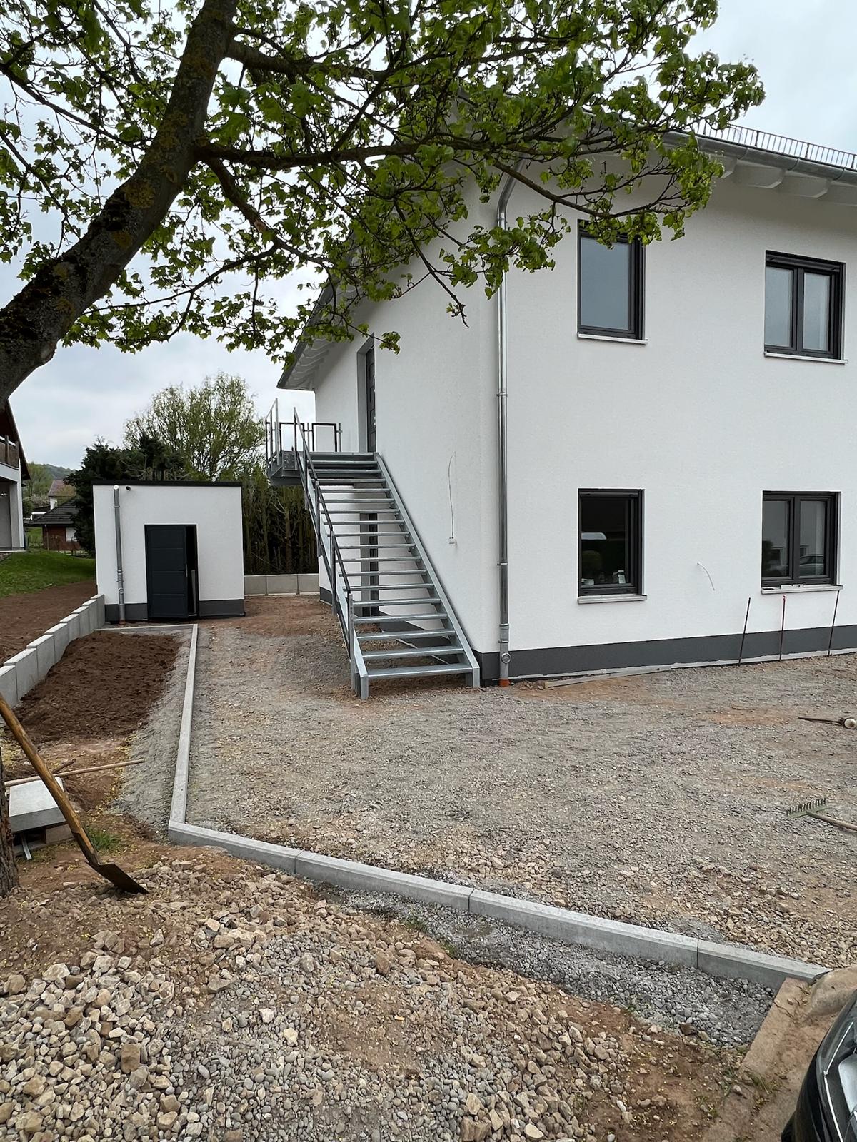 Fertiggestelltes Wohnhaus mit Außentreppe, Außenansicht